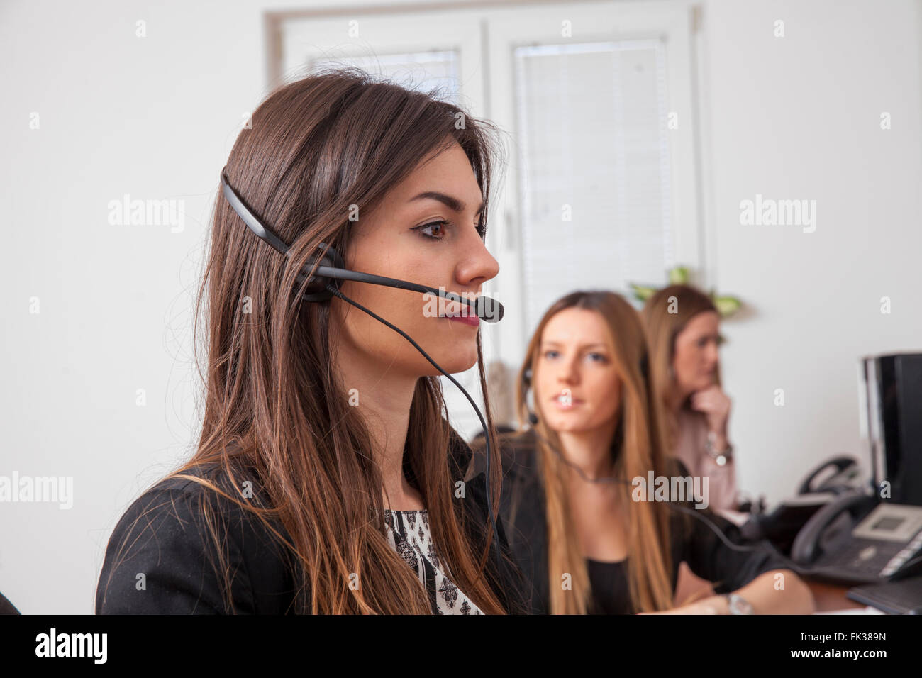 Le donne in per il supporto dei call center Foto Stock