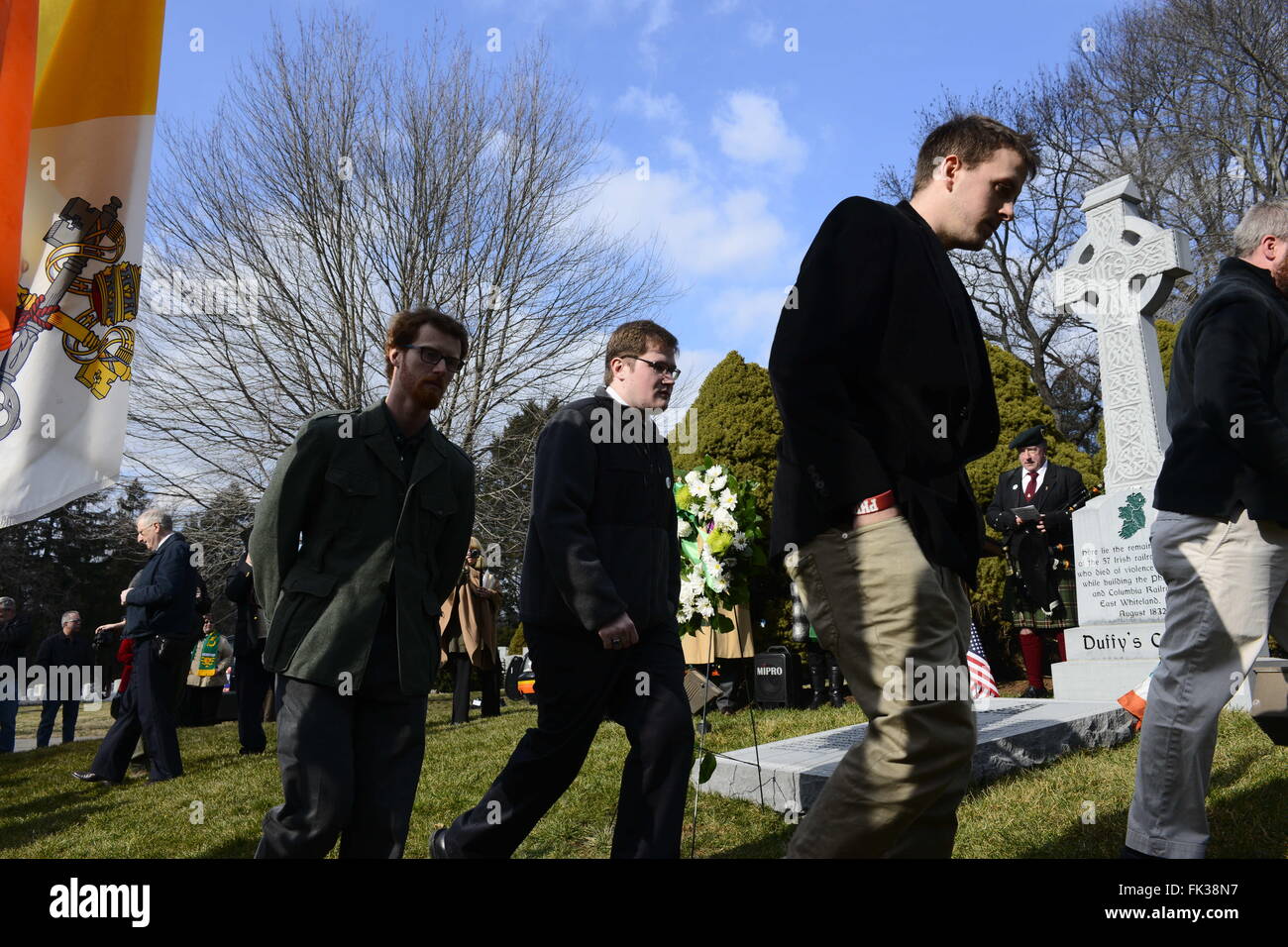 Bala Cynwyd, Pennsylvania, USA. 6 Mar, 2016. Funzionari di governo locali e i rappresentanti della comunità irlandese frequentare un piccolo 6 marzo 2016 cerimonia al West Laurel Hill Cemetery in Bala Cynwyd, PA., per commemorare il quinto anniversario della reburial di alcune delle vittime che morì nel 1932 lavorando su Duffy taglio del sito della ferrovia in Chester County, PA, Stati Uniti d'America. Credito: Bastiaan Slabbers/ZUMA filo/Alamy Live News Foto Stock