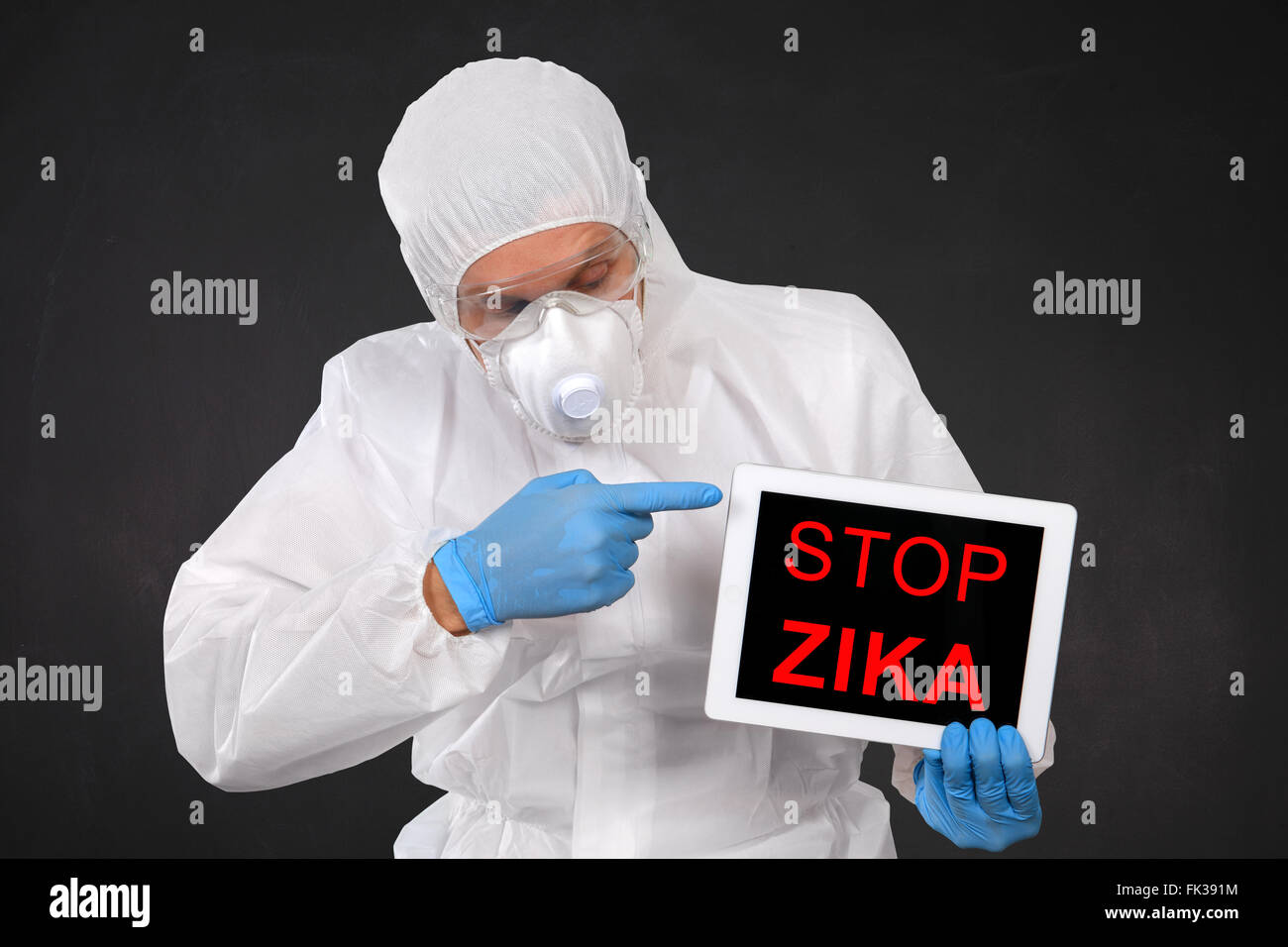 Ricercatore trattiene compressa con ZIKA segno di virus Foto Stock