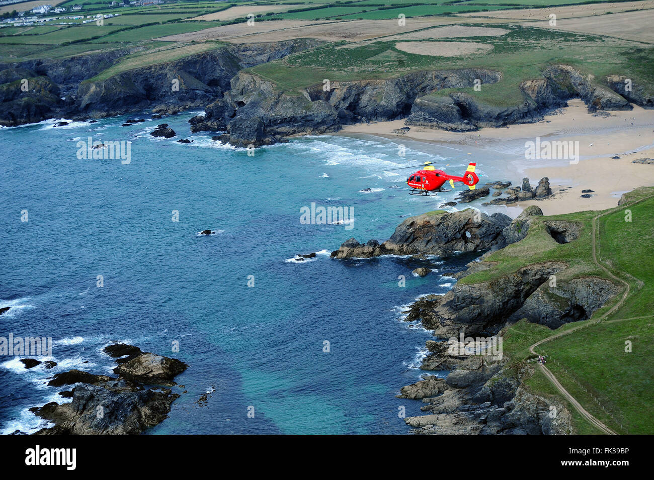 Air Ambulance volando sopra la costa nord della Cornovaglia Foto Stock