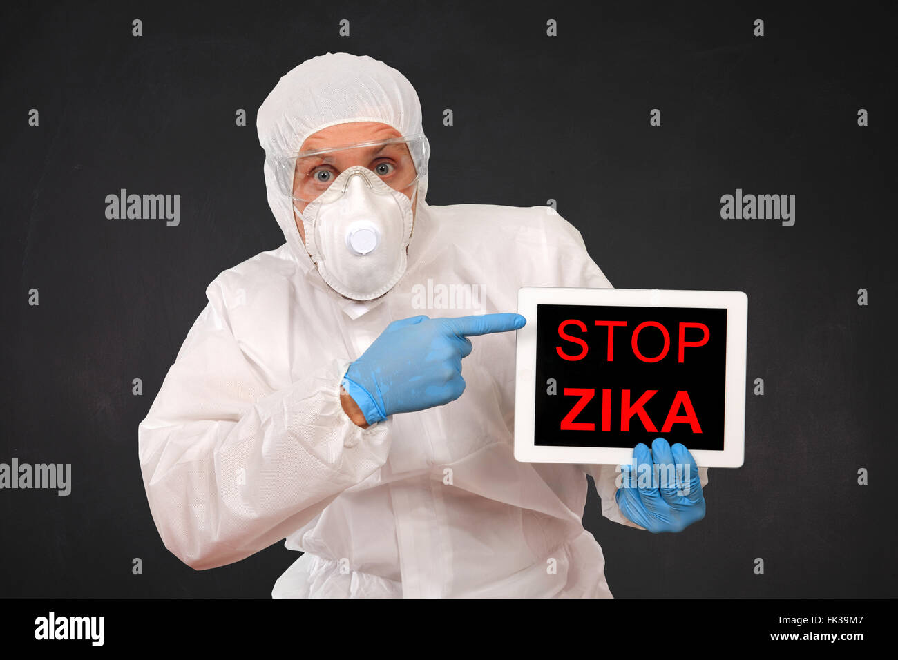Ricercatore trattiene compressa con ZIKA segno di virus Foto Stock