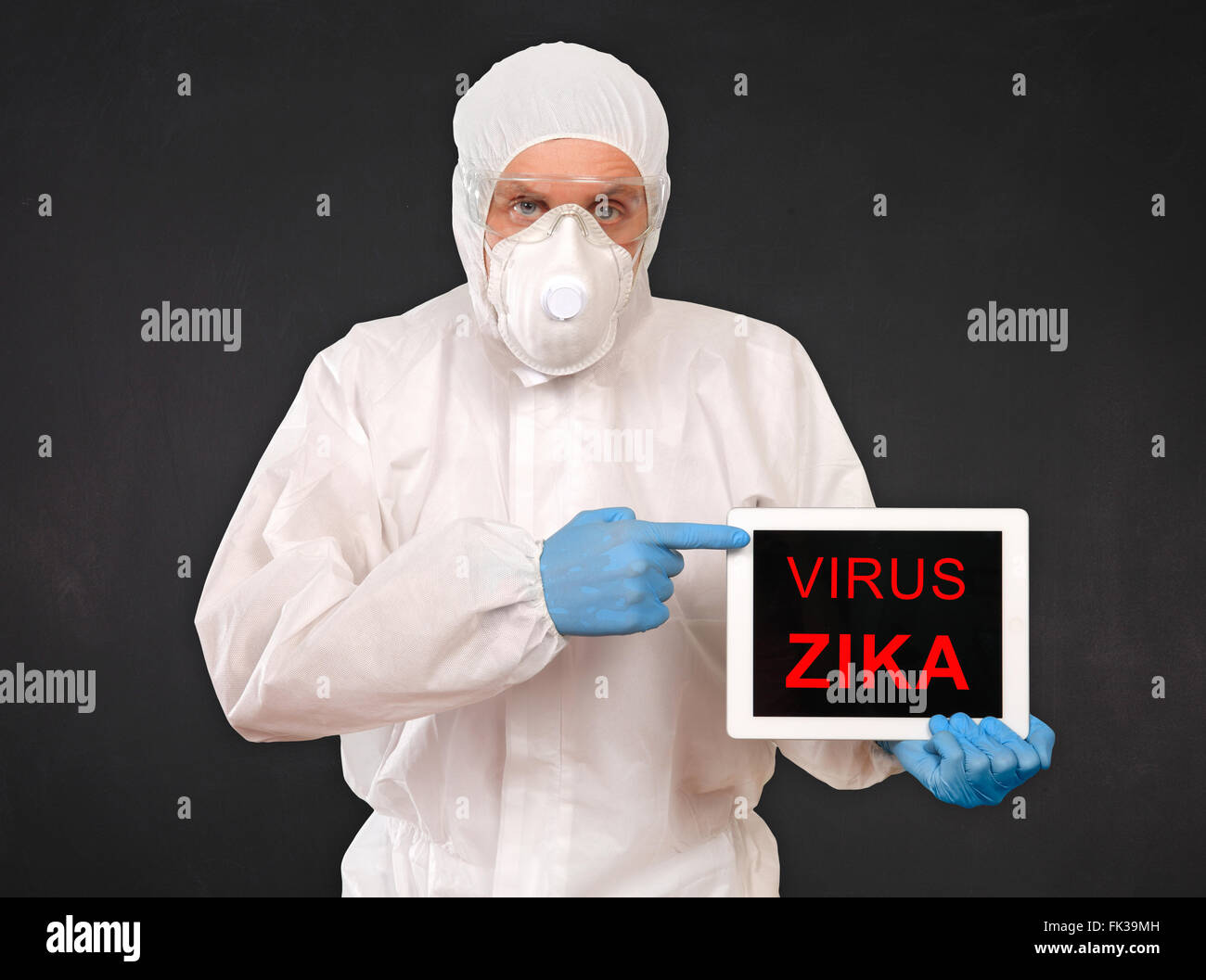 Ricercatore trattiene compressa con ZIKA segno di virus Foto Stock