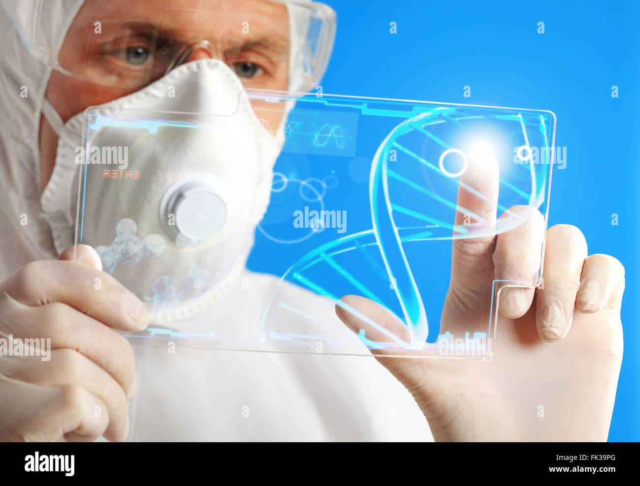 Ricercatore medico con lo strumento futuristico Foto Stock