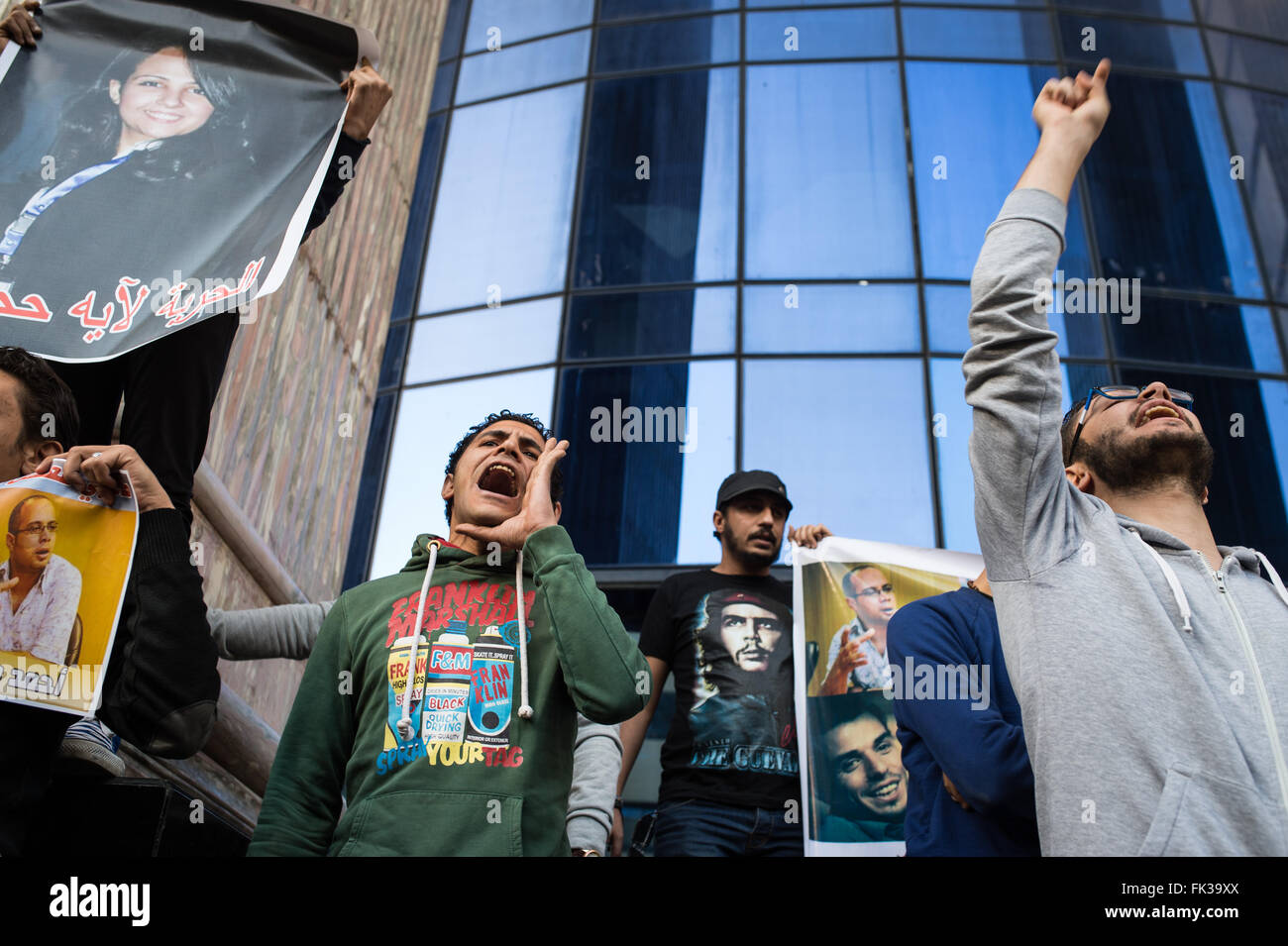 Il Cairo, Egitto. 6 Mar, 2016. Una donna grida slogan durante un sit-in presso il centro del Cairo del sindacato dei giornalisti per chiedere la liberazione di attivisti rivoluzionari incarcerati dalla polizia egiziana, Egitto, 6 marzo 2016. Credito: Meng Tao/Xinhua/Alamy Live News Foto Stock