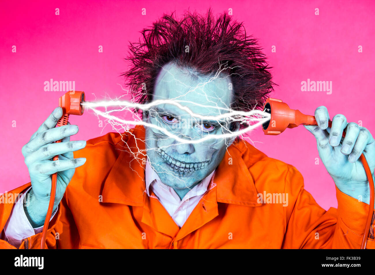 Radiografato repairman la tenuta di un cavo elettrico con un flash Foto Stock