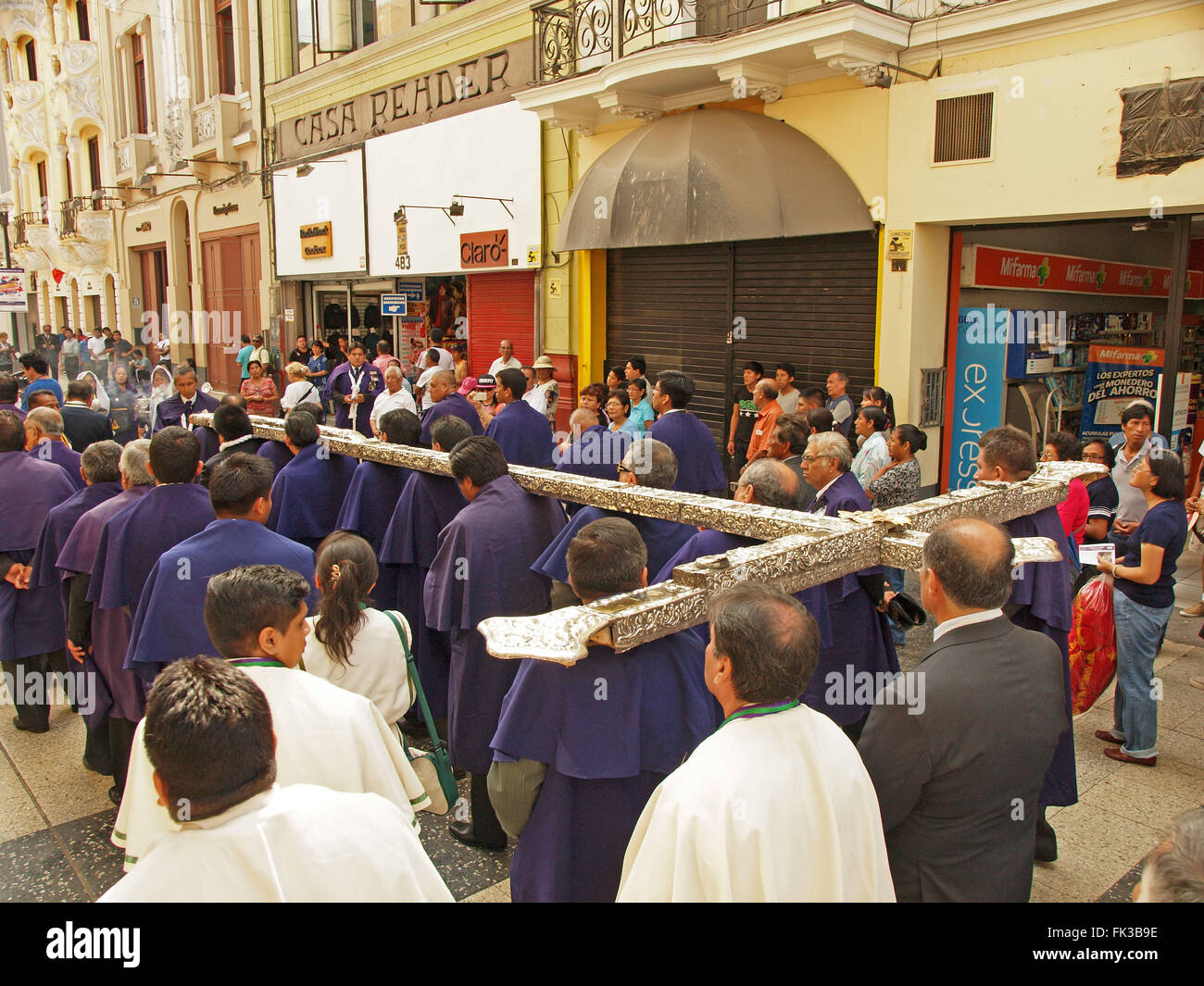 Lima, Marzo 06, processione della croce di Fray Pedro Urraca in Perù, un paese con una forte radici cattoliche, si sta ora preparando per la Pasqua. Il primo processionale ha preso le rotte per le strade della capitale la quarta domenica di Quaresima. Credito: Carlos García Granthon/Alamy Live News Foto Stock