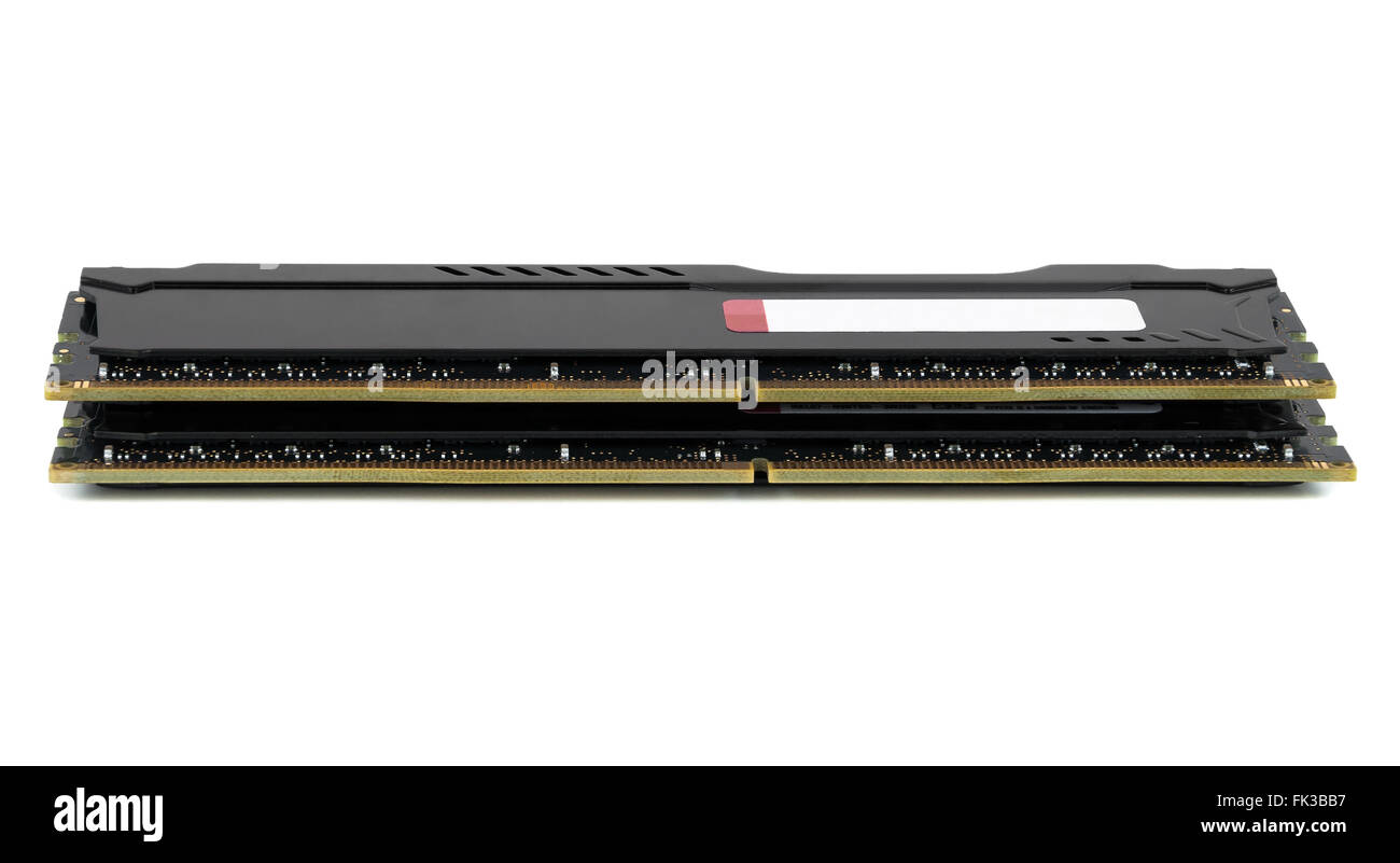 Moderno memoria RAM moduli con radiatore nero isolato su sfondo bianco con tracciato di ritaglio Foto Stock