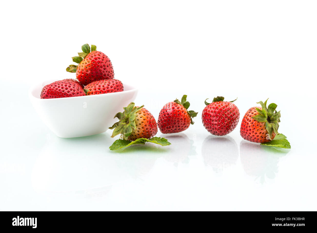 Fragola con foglia, sani e naturali, dieta, menta, gruppo Foto Stock