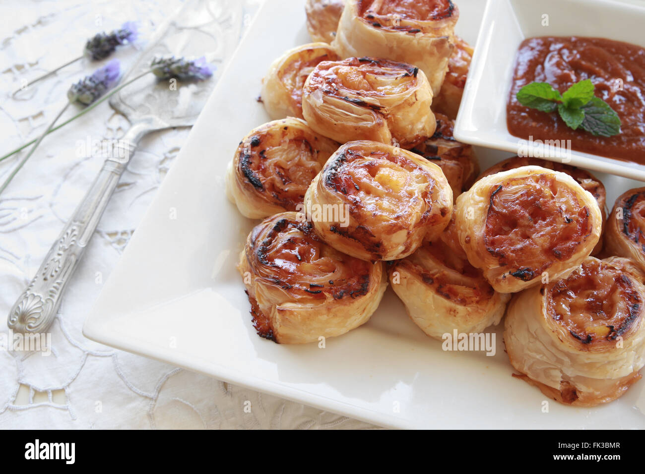 In casa la pizza hawaiana rotoli su bianco piatto con salsa di pomodoro Foto Stock