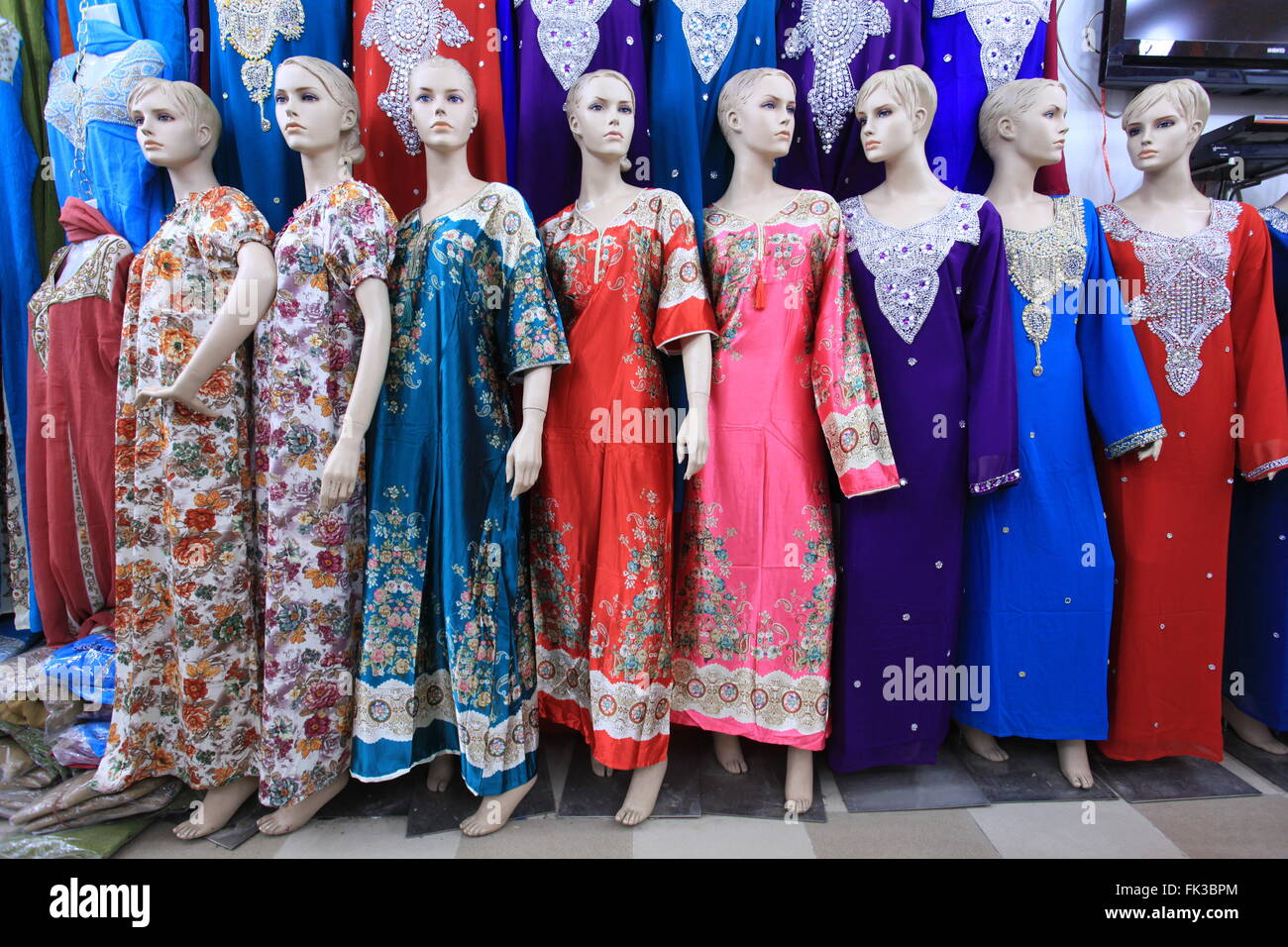 Curdo tradizionale donne abiti a Qaysari bazaar, Erbil Iraq Foto Stock