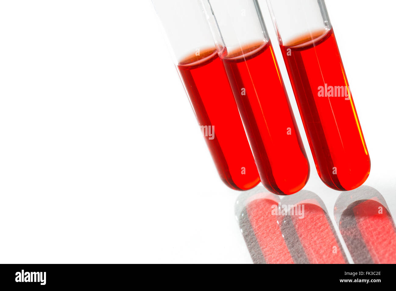 Provette per la prova di caduta di colore rosso, vetreria di laboratorio per la ricerca chimica Foto Stock