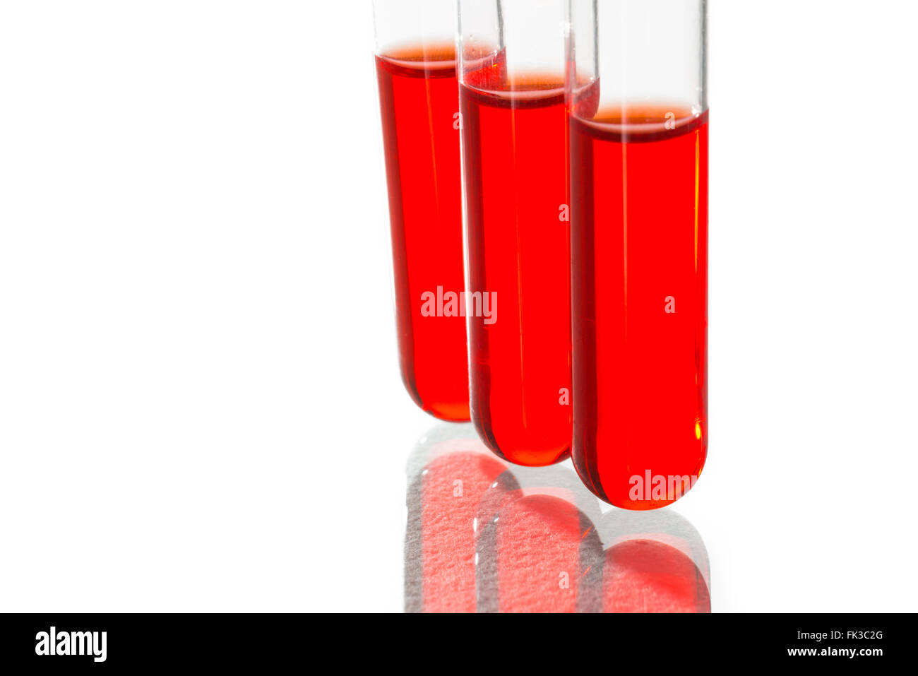 Provette per la prova di caduta di colore rosso, vetreria di laboratorio per la ricerca chimica Foto Stock