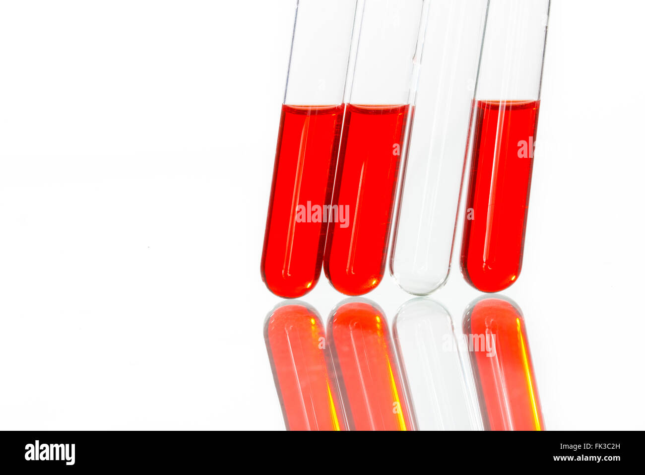 Provette per la prova di caduta di colore rosso, vetreria di laboratorio per la ricerca chimica Foto Stock