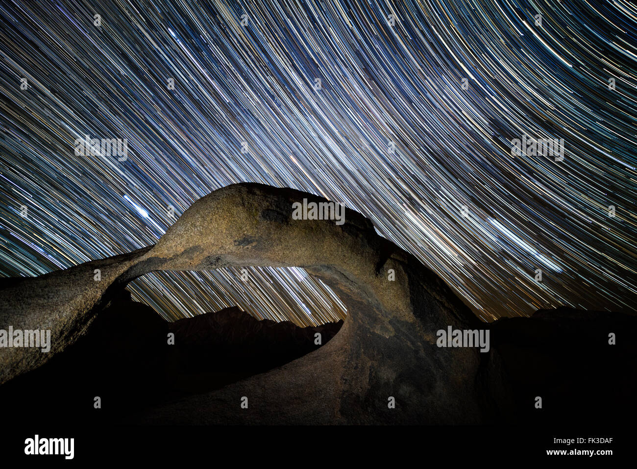 Tracce stellari e l'arco di Mobius in Alabama Hills Recreation Area vicino a Lone Pine, California in High Sierra lungo la US 395. Foto Stock