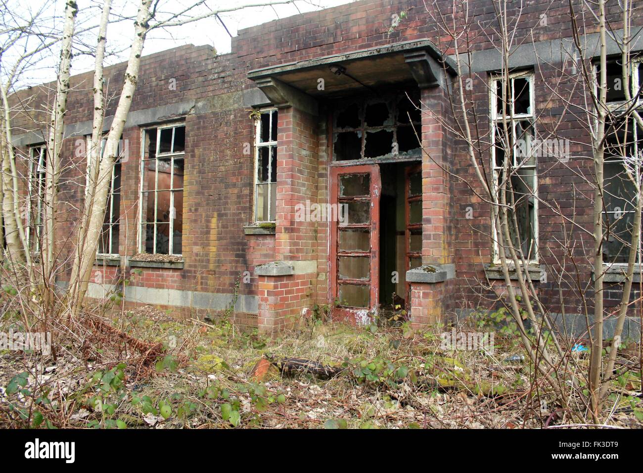 Un inquietante, edificio abbandonato, magazzino, nella campagna, Inghilterra Foto Stock