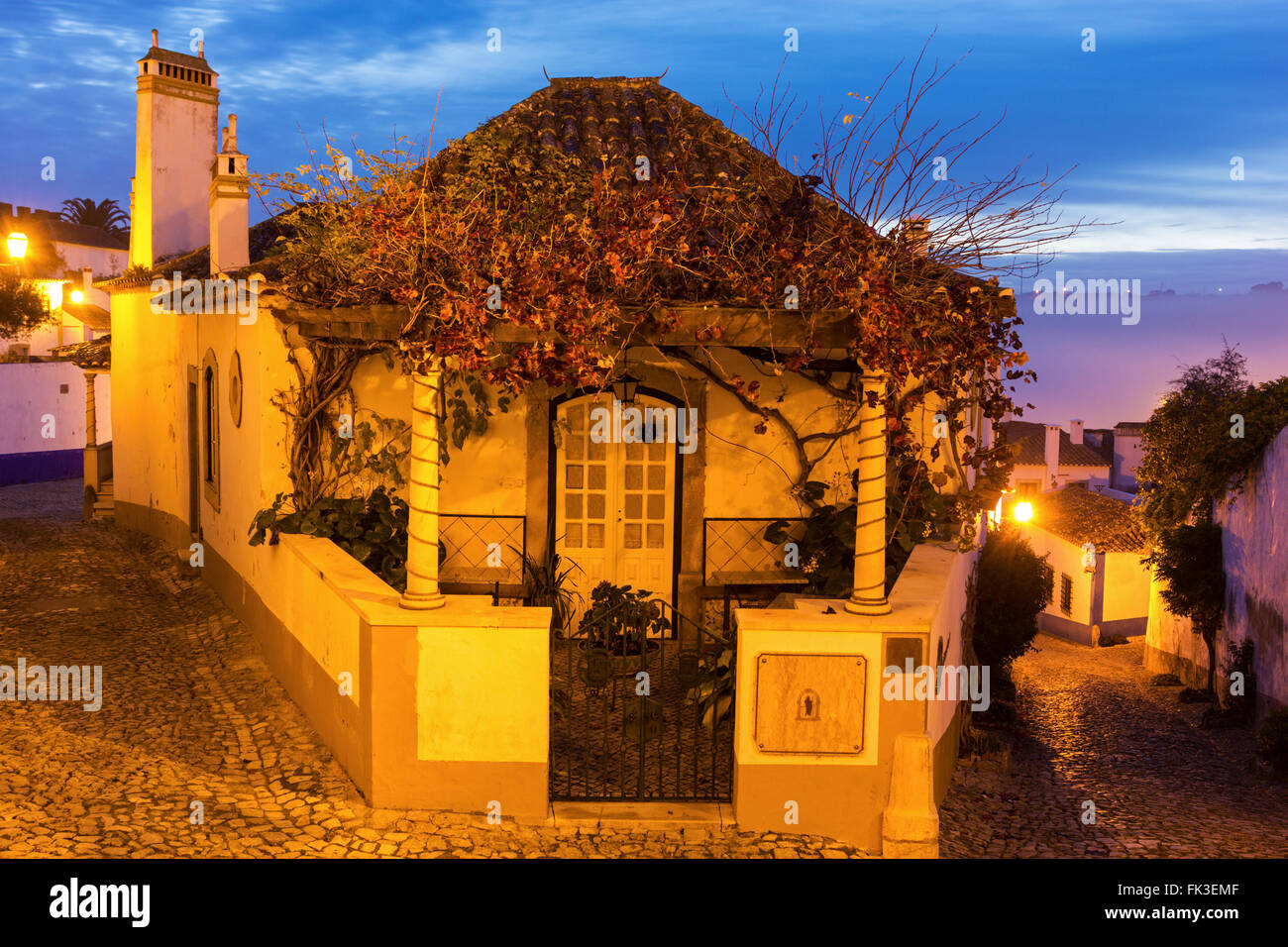 Street nel borgo medievale di Obidos in Portogallo Foto Stock