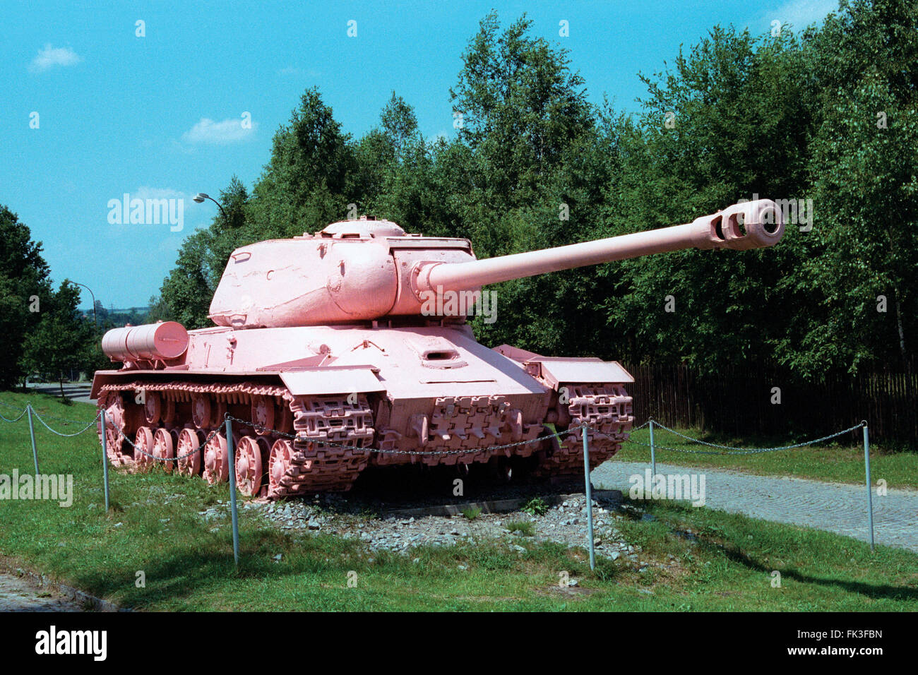 Famoso serbatoio rosa è-2 dipinta in rosa da Czech visual artist David Cerny visualizzato nel militare Museo Tecnico in Lesany, Repubblica Ceca. Pesante sovietico serbatoio è-2 precedentemente noto come n. 23 utilizzato per essere il monumento al serbatoio sovietica gli equipaggi in Praga, Cecoslovacchia. Era discutibilmente dipinto di rosa con art student David Cerny e amici in 1991 e successivamente spostato al museo. Il modello è-2 è stato chiamato dopo il dittatore sovietico Joseph Stalin. Foto Stock