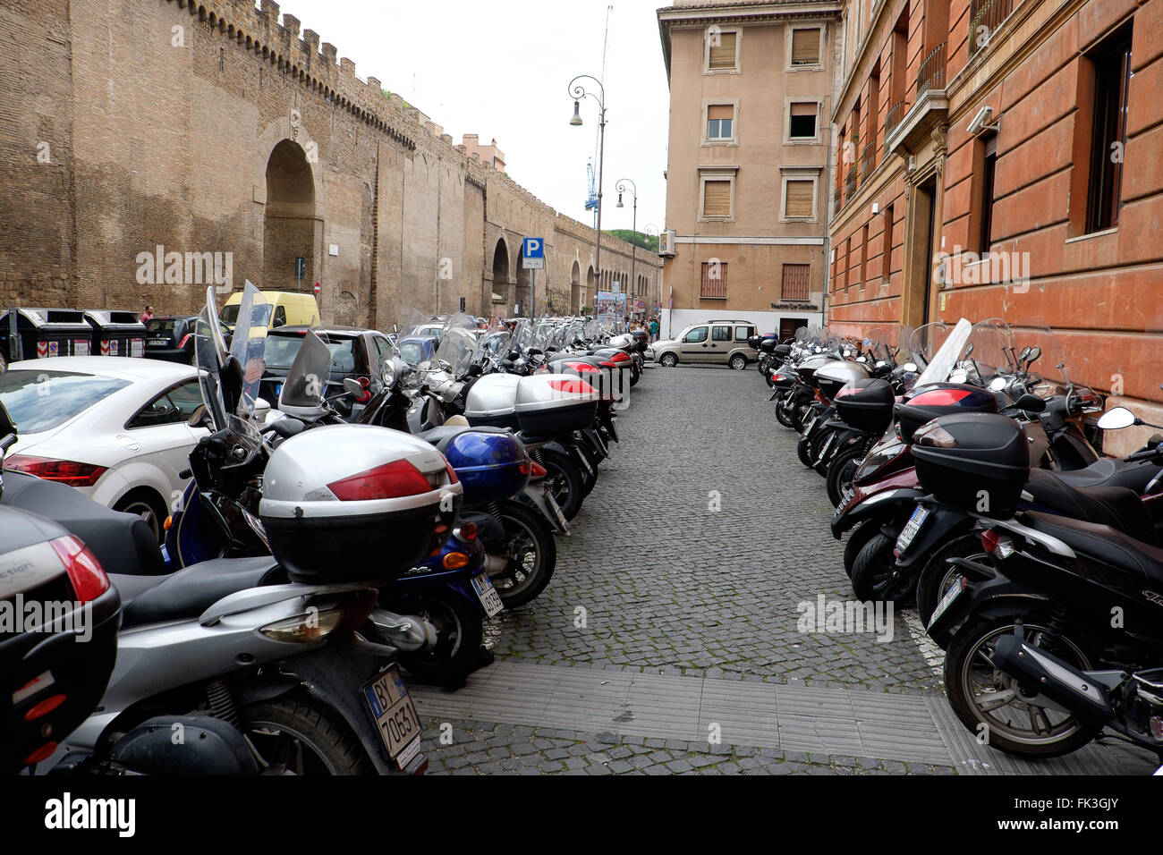 Scooter o ciclomotori linea il parcheggio di un edificio per uffici in Vaticano a Roma, Italia. Foto Stock
