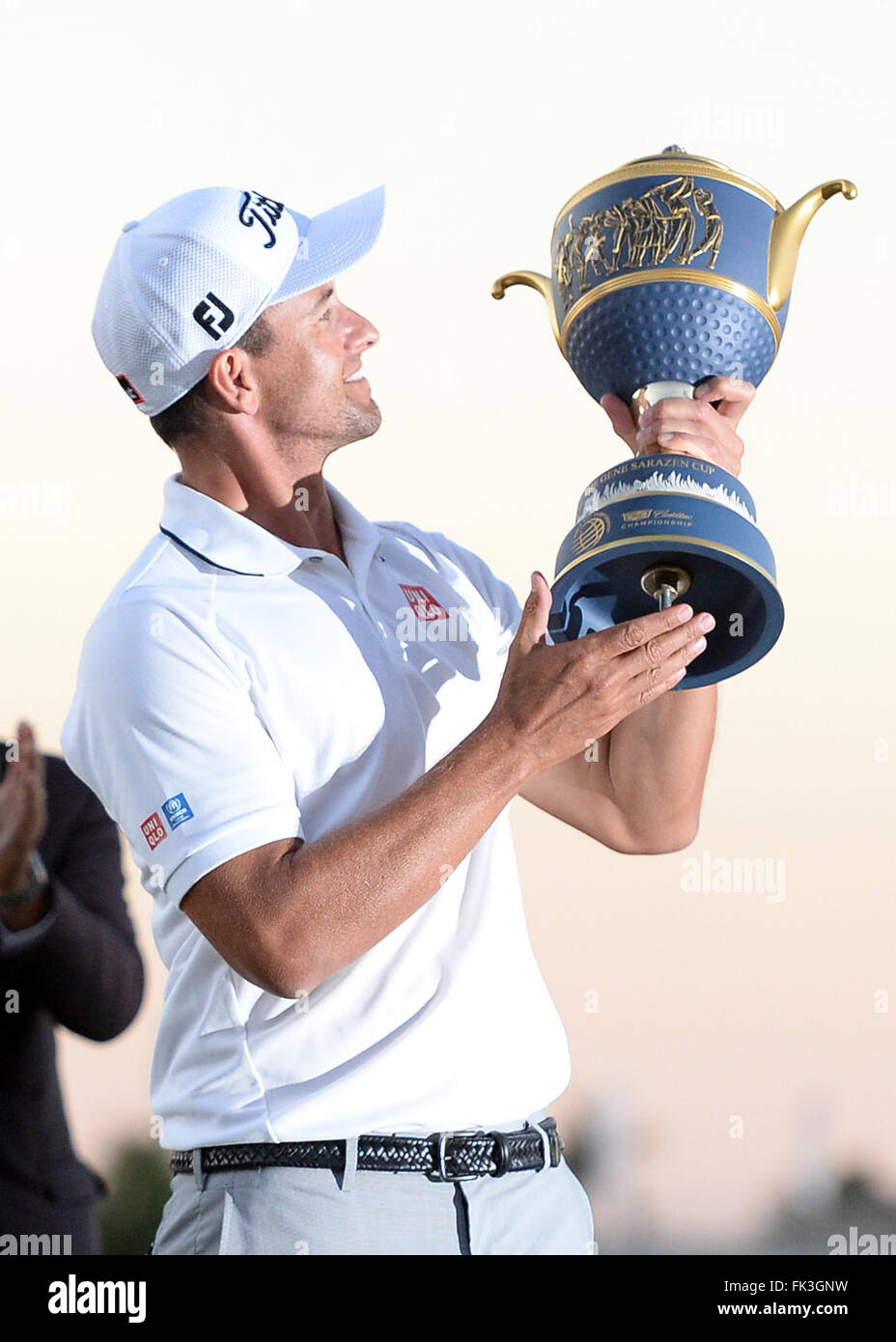 Doral, Florida, Stati Uniti d'America. 06 Mar, 2016. Adam Scott da Australia solleva il trofeo durante la premiazione al termine del round finale del mondo Golf Championships-Cadillac campionati - round finale al Trump National Doral in Doral, FL Credito: Azione Sport Plus/Alamy Live News Foto Stock