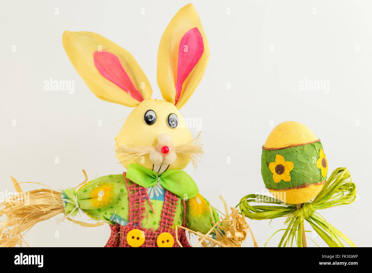 Coniglietto di pasqua giocattolo e decorate le uova di Pasqua Foto Stock