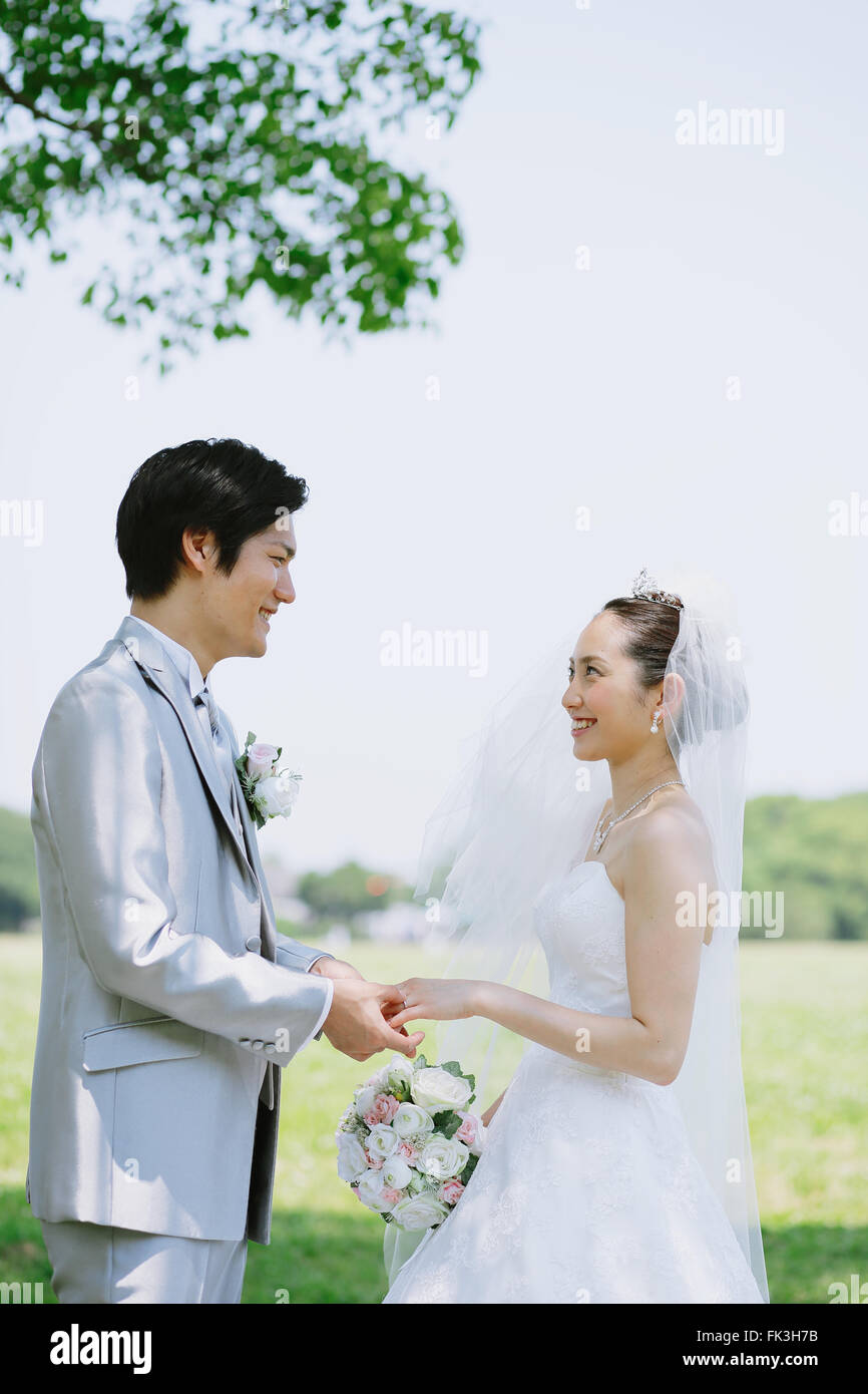 Giapponese sposa e lo sposo in un parco della città Foto Stock