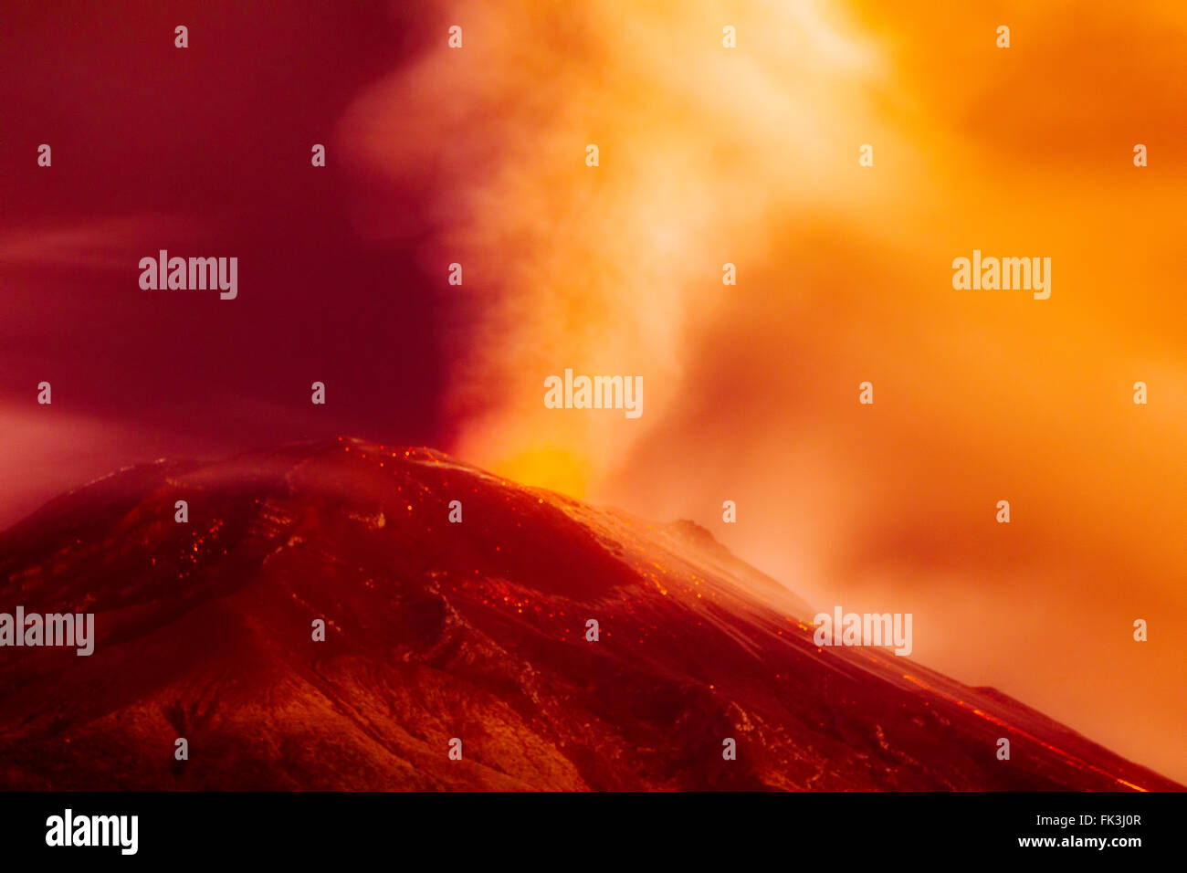 Drammatica eruzione vulcanica da notte lunga esposizione vulcano Tungurahua Foto Stock