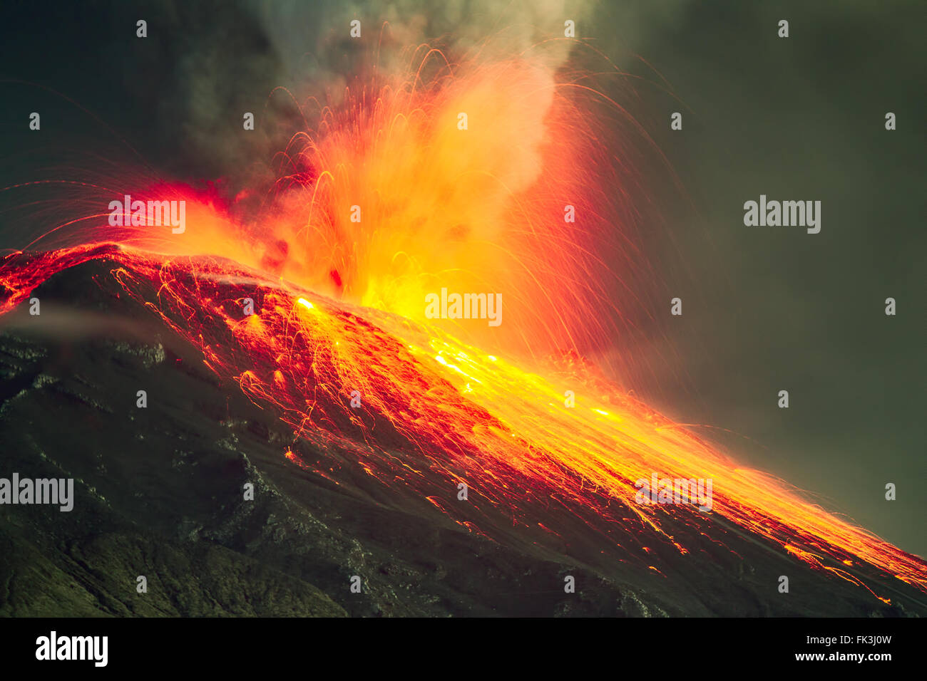 Vulcano Tungurahua coperto dalla lava durante la notte Esplosione vicino gamma Foto Stock