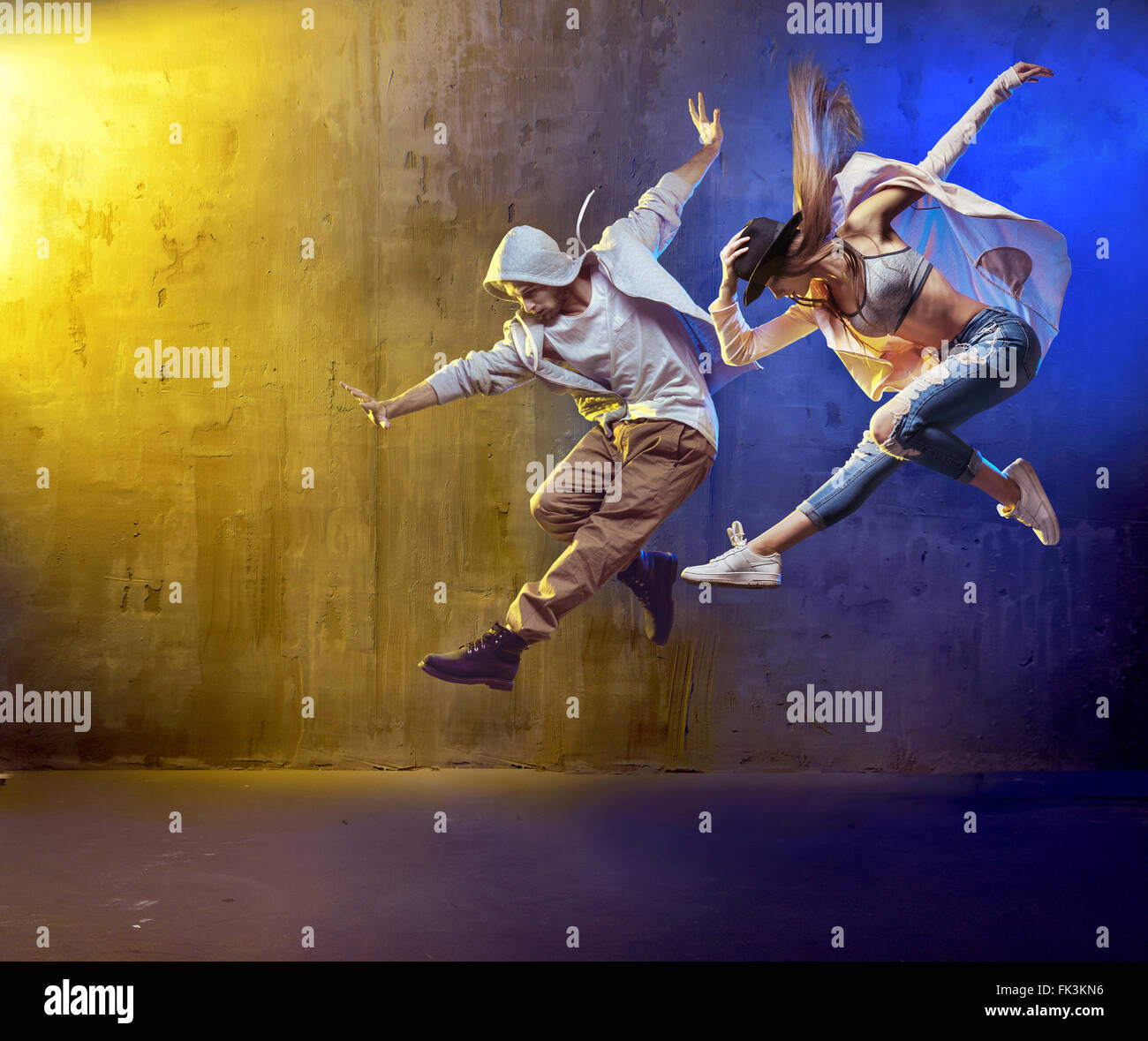 Elegante ballerini danzare in un luogo concreto Foto Stock
