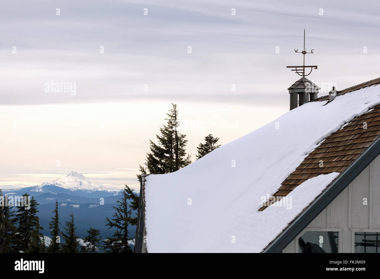 Vista del Monte Jefferson dal Monte Cofano Ski Resort nel governo Camp Oregon nella stagione invernale Foto Stock