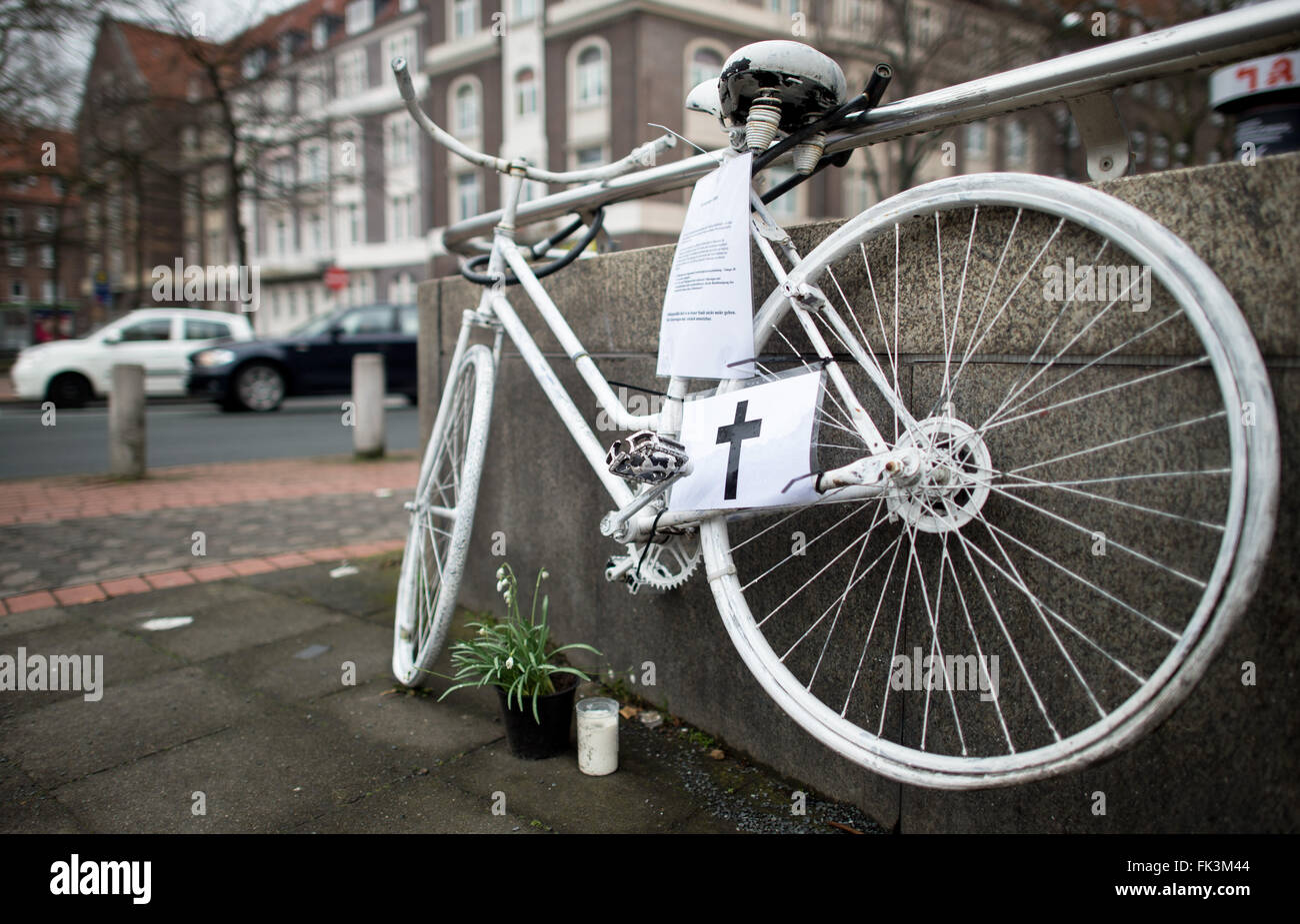Una bicicletta dipinta di bianco per commemorare la vittima di un incidente stradale a sud di Hannover, Germania, 6 marzo 2016. Un 77-anno-vecchio ciclista era mortalmente feriti in incidenti in gennaio. Foto: Hauke-CHRISTIAN DITTRICH/DPA Foto Stock