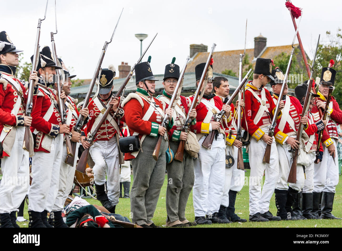 Guerra Napoleonica rievocazione, storia vivente. Redcoats inglese, 1° reggimento di piede, allineati in piedi presso il pronto. Foto Stock