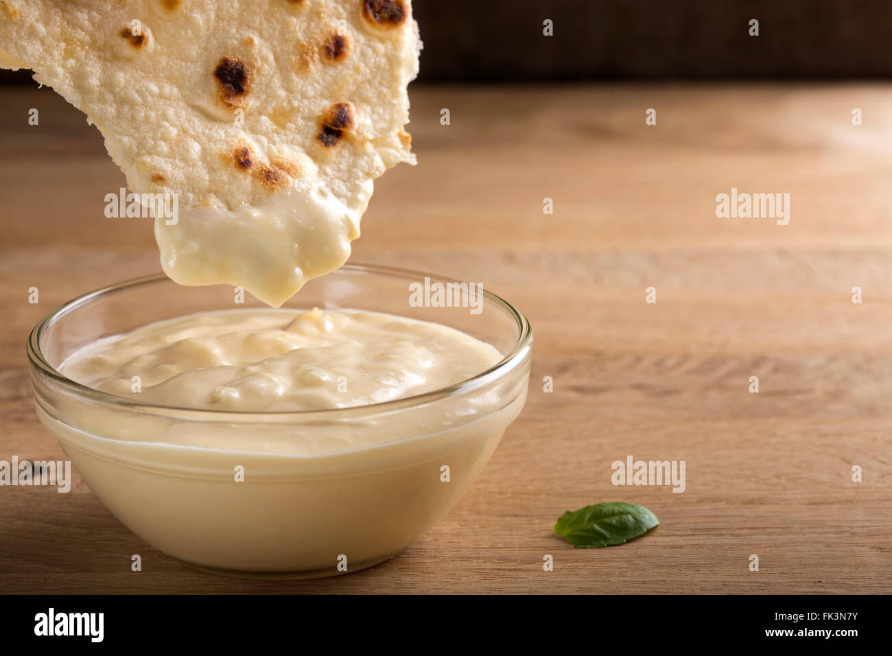 In casa piccante di pane pita con yogurt greco salsa di immersione Foto Stock