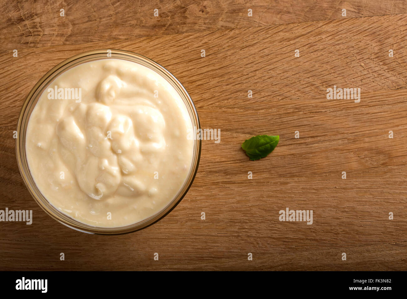 Ciotola di aglio fresco salsa dip su sfondo di legno Foto Stock