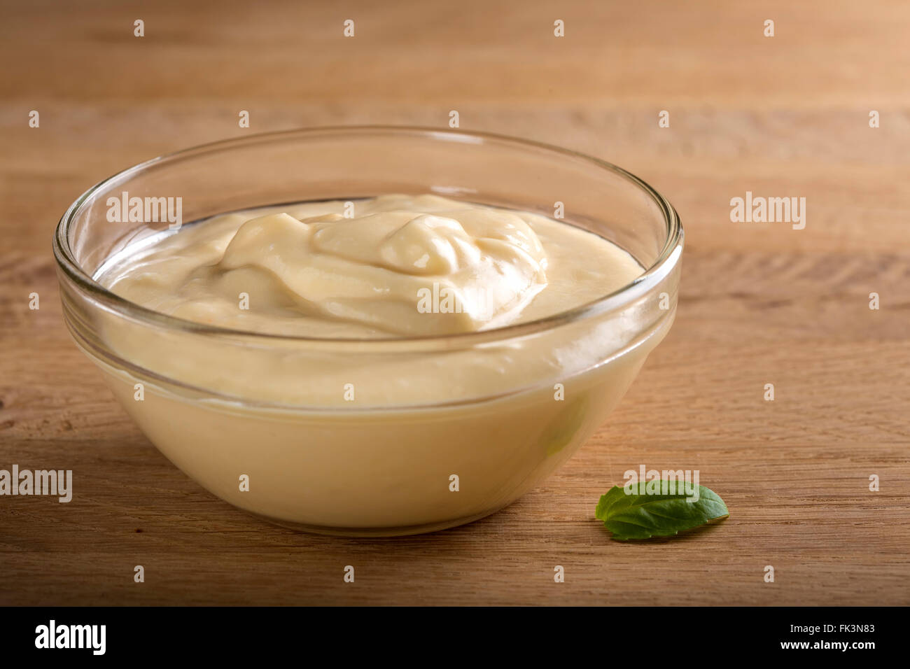 Ciotola di aglio fresco salsa dip su sfondo di legno Foto Stock