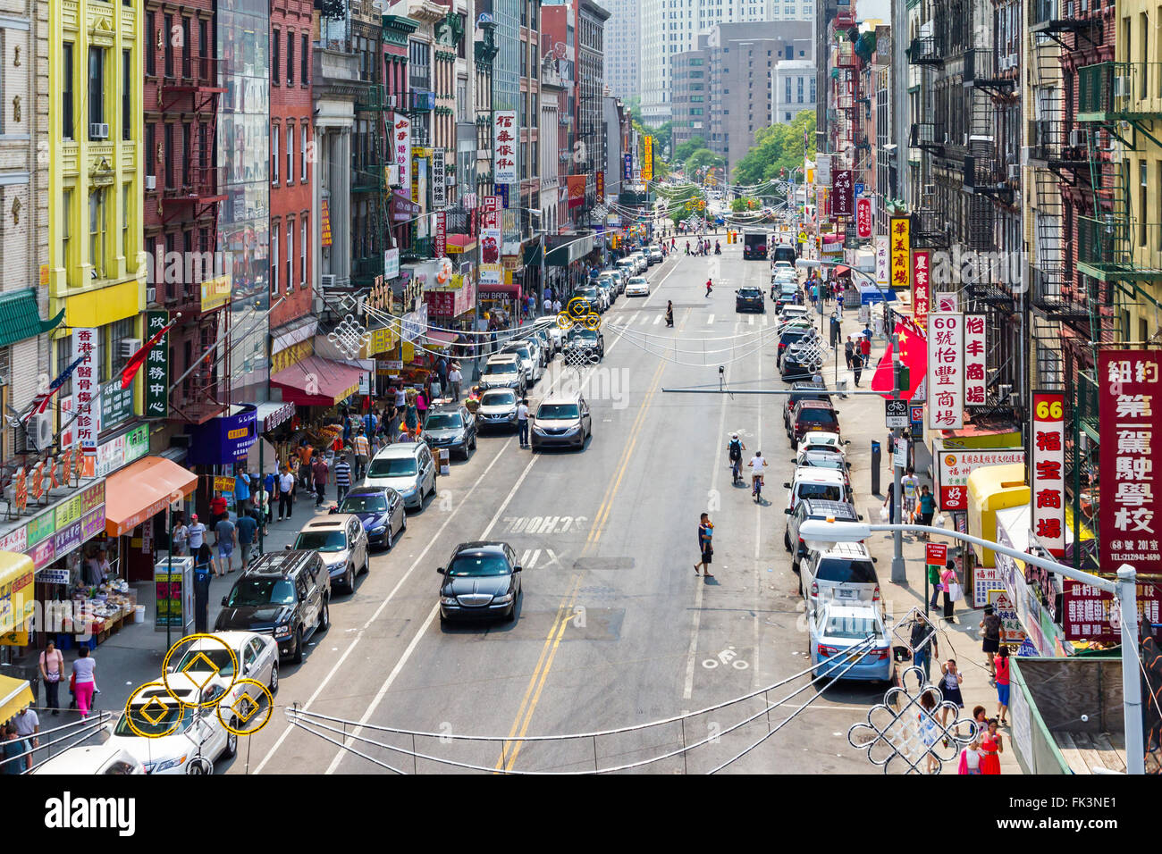 NEW YORK CITY - Luglio 2015: turisti shop presso le aziende lungo una strada trafficata nella storica Chinatown durante il 4 di luglio festa Foto Stock