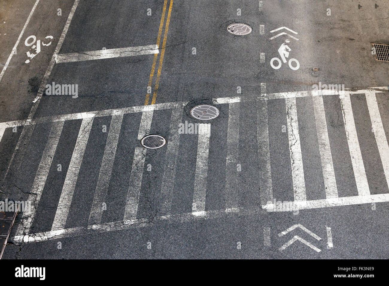Strada di città crosswalk e piste ciclabili nella città di New York Foto Stock