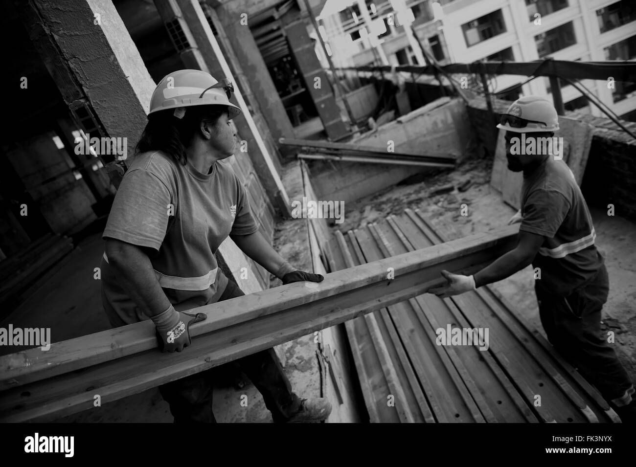 (160307) -- Montevideo, 7 marzo 2016 (Xinhua) -- Claudia Barreto (L) lavora in una fabbrica di Montevideo, capitale dell'Uruguay, il 4 marzo 2016. Claudia, 44 anni, è la madre di 5 figli e lavora come muratore in costruzione dal 2008 per sostenere la sua famiglia. Ella è la donna solo in una fabbrica con una cinquantina di lavoratori e ha lo stesso carico di lavoro con gli altri. Secondo le nuove clausole aggiunto nei documenti della sola Unione Nazionale di costruzione e gli allegati (SUNCA), le imprese sono tenute ad assumere altro personale femminile. La Giornata internazionale della donna si celebra ogni anno il 8 marzo. Il tema Foto Stock