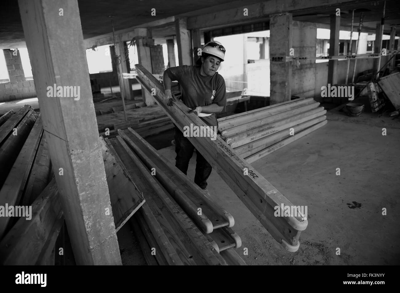 (160307) -- Montevideo, 7 marzo 2016 (Xinhua) -- Claudia Barreto lavora in una fabbrica di Montevideo, capitale dell'Uruguay, il 4 marzo 2016. Claudia, 44 anni, è la madre di 5 figli e lavora come muratore in costruzione dal 2008 per sostenere la sua famiglia. Ella è la donna solo in una fabbrica con una cinquantina di lavoratori e ha lo stesso carico di lavoro con gli altri. Secondo le nuove clausole aggiunto nei documenti della sola Unione Nazionale di costruzione e gli allegati (SUNCA), le imprese sono tenute ad assumere altro personale femminile. La Giornata internazionale della donna si celebra ogni anno il 8 marzo. Il tema per Foto Stock