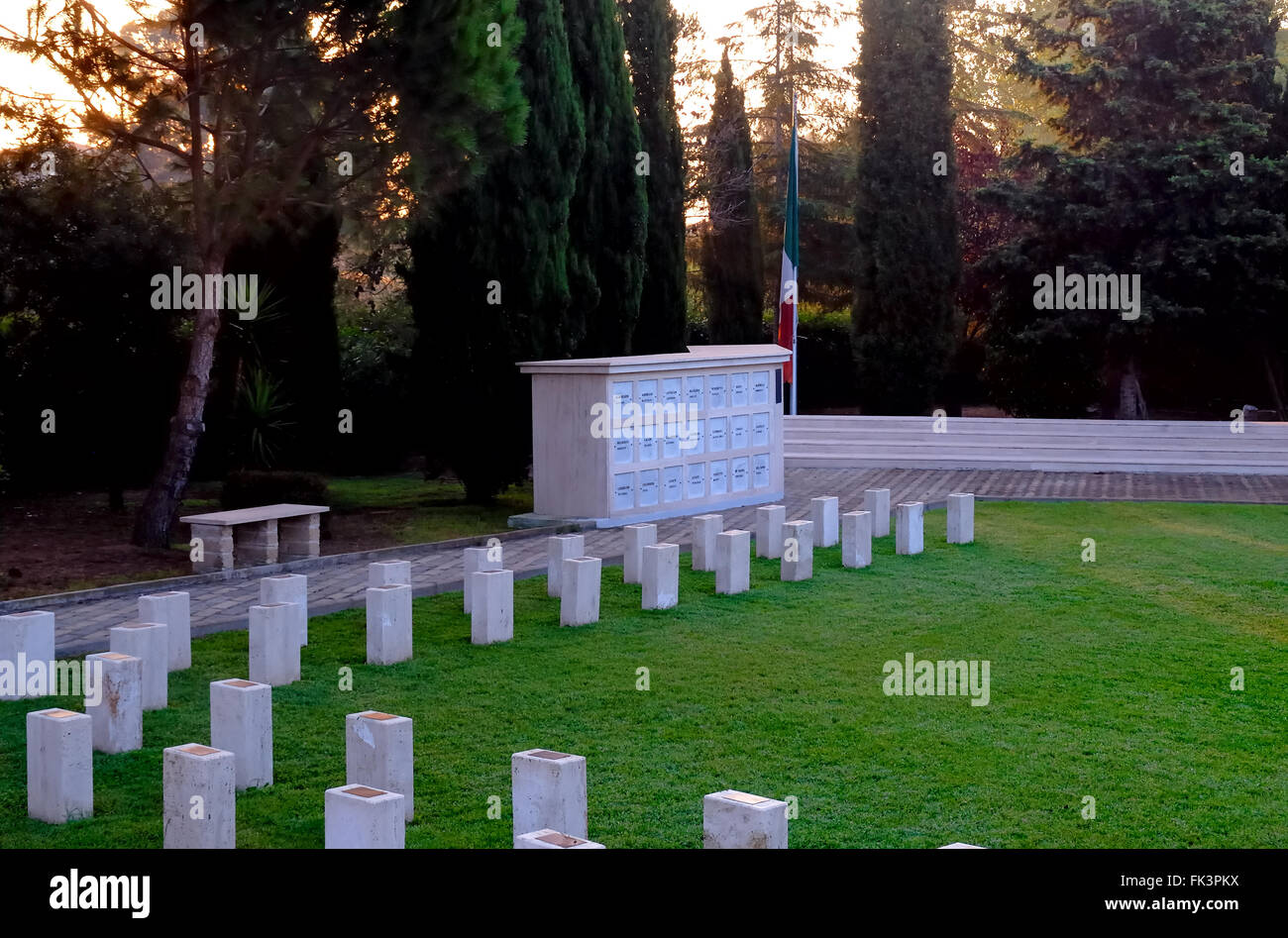 Durante la Seconda Guerra Mondiale. Nettuno, il campo della Rimembranza (Campo della memoria) è la X MAS Cimitero di Guerra e il Memorial. 72 soldati italiani sono sepolti nel cimitero, caduto nel 1944 sulla parte anteriore dello sbarco di Anzio contro le forze alleate. Il cimitero è dedicato ai Marò del Battaglione Barbarigo che hanno combattuto con l' esercito della Repubblica Sociale Italiana (RSI) dopo l'armistizio dell'8 settembre 1943. Foto Stock