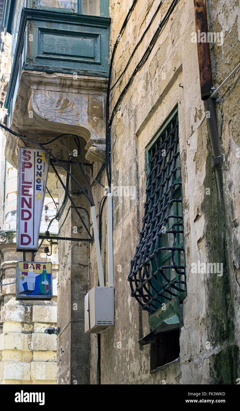 Vecchio bar segno in stretto Street, Valletta, capitale di Malta. Il famigerato street è stato soprannominato "Gut" da marinai britannici Foto Stock