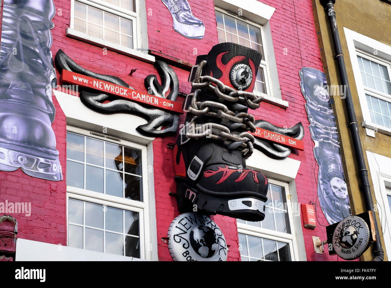 Avvio del modello montato su una rosa di mattoni dipinto sopra la parete di roccia nuovo negozio di scarpe in Camden Town, Londra, Inghilterra Foto Stock