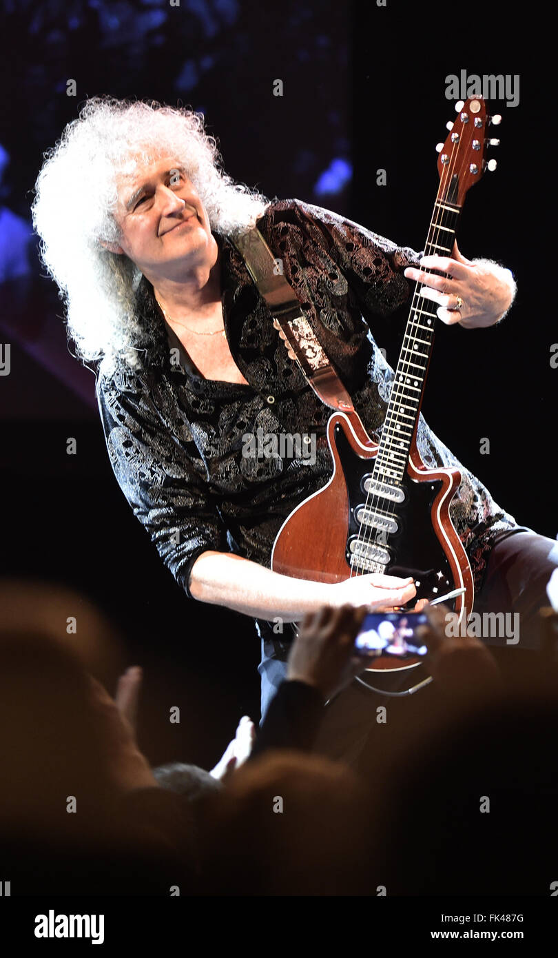 Zlin, Repubblica Ceca. 05 Mar, 2016. Regina il chitarrista Brian May (nella foto) suona con il cantante Kerry Ellis entro il loro progetto una sola voce a Praga Repubblica Ceca, Marzo 5, 2016. © Dalibor Gluck/CTK foto/Alamy Live News Foto Stock