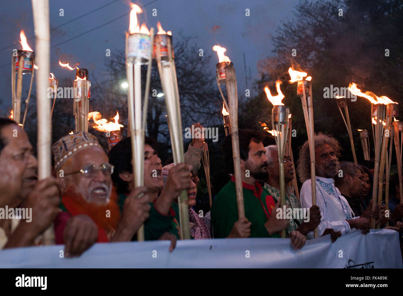 Dacca in Bangladesh. 06 Mar, 2016. I membri di Ganajagoron Mancha e attivisti culturali assistere ad una processione chiedendo l esecuzione della condanna a morte per Mir Quasem Ali a Dhaka, nel Bangladesh il 06 marzo 2016. Mir Quasem Ali, un senior leader del Bangladesh gruppo Jamaat-e-Islami partito, è stato condannato a morte per i crimini internazionali Tribunal, un settore specializzato in crimini di guerra tribunale in Bangladesh, per commettere crimini commessi durante la guerra di liberazione contro il Pakistan nel 1971. Credito: zakir hossain chowdhury zakir/Alamy Live News Foto Stock