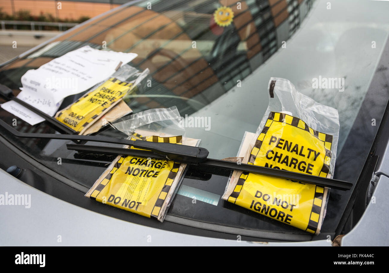 Primo piano di tre biglietti di avviso di penalità sul parabrezza di un'auto a Londra, Inghilterra, Regno Unito Foto Stock
