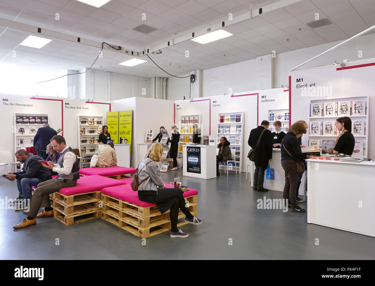 Arte Fiera bookshop con persone. Arte15 London, Londra, Regno Unito. Architetto: duro + Trevillion architetti, 2015. Foto Stock