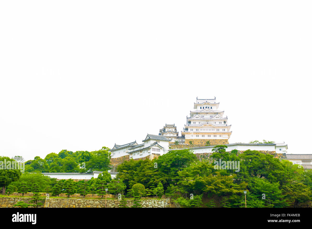 Vista in lontananza la facciata anteriore di Himeji-jo il Castello sul luminoso Nuvoloso Giorno Himeji, Giappone dopo 2015 restauri terminata. Copia s Foto Stock