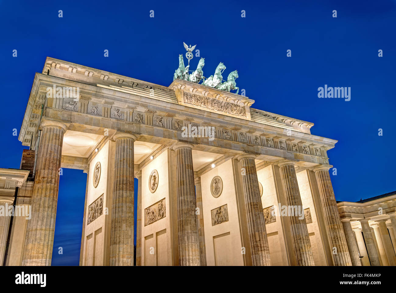 Berlinese famoso punto di riferimento, Brandenburger Tor, di notte Foto Stock