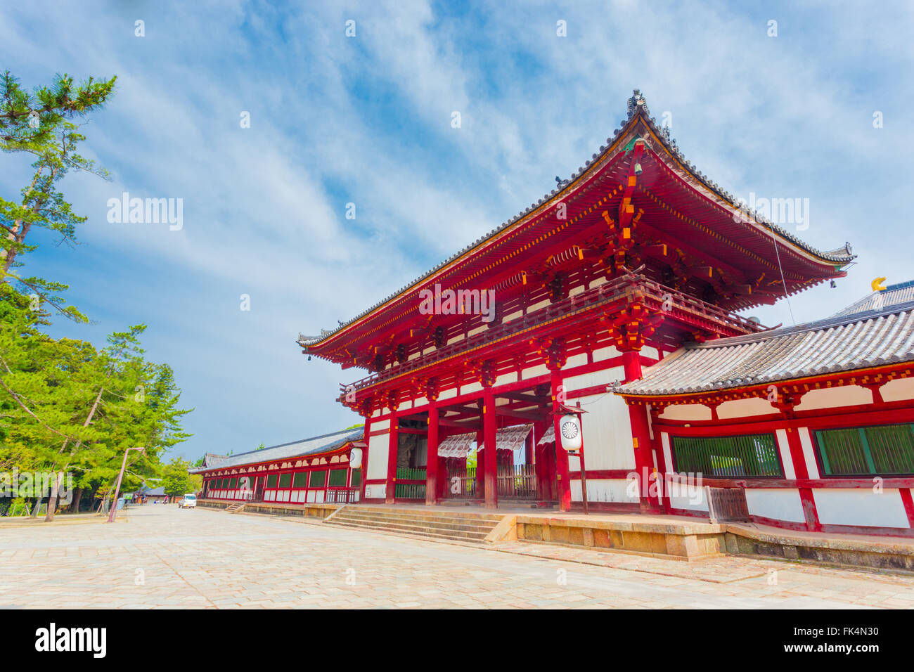 Anteriore angolata di Red Gate ro-mon ingresso al centro storico Tempio di Todai-ji, Todaiji, tempio di alloggiamento del Daibutsuden su un bel cielo azzurro mattino Foto Stock