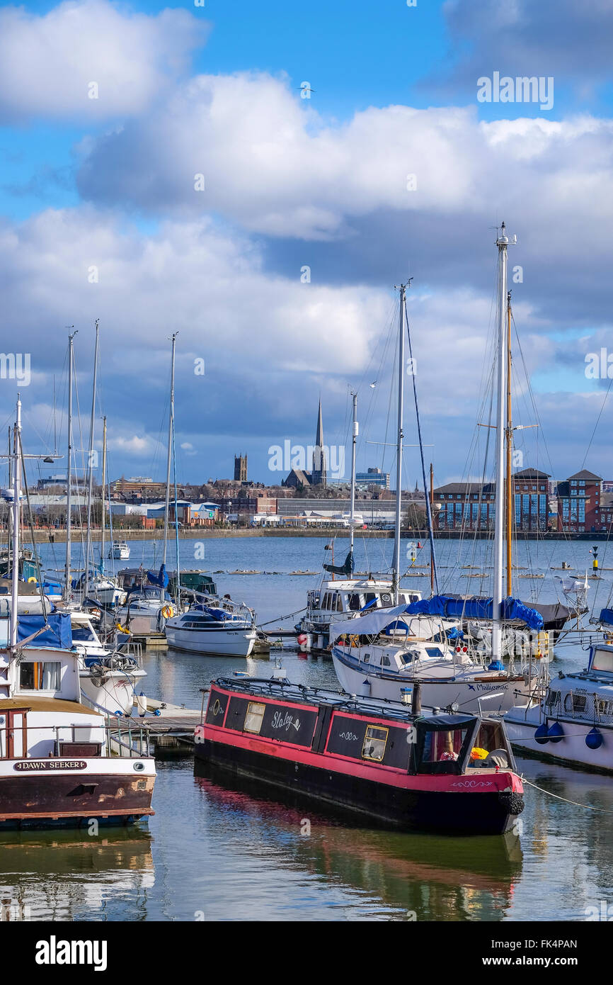 Preston Marina barche con St Walburge la chiesa in background Foto Stock