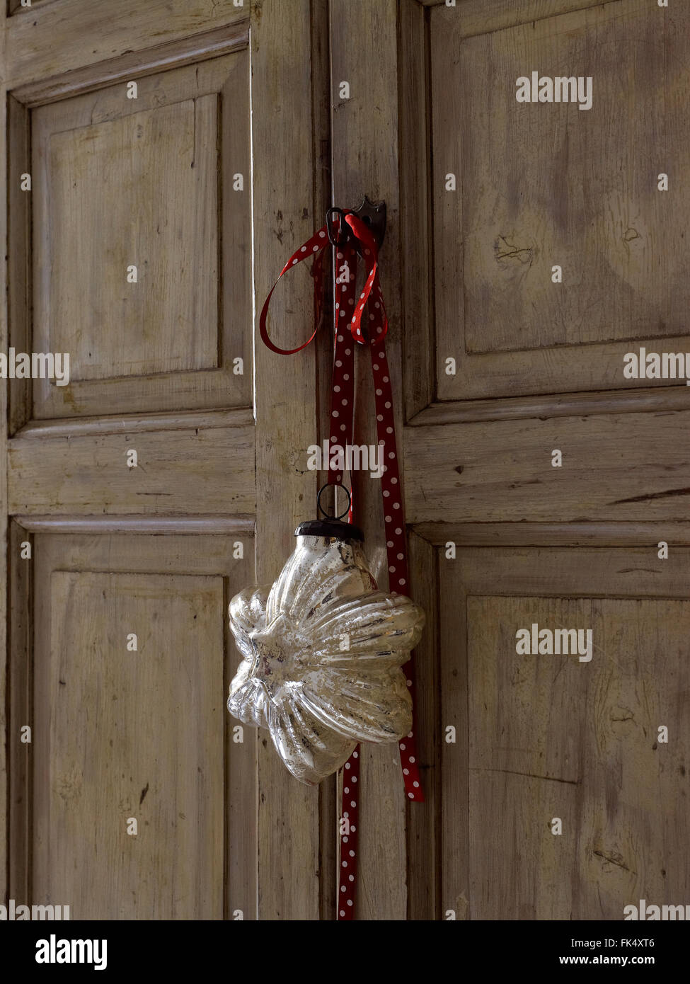 Home decorazione per Natale, porta in legno con stella argento e nastro rosso, dettaglio Foto Stock